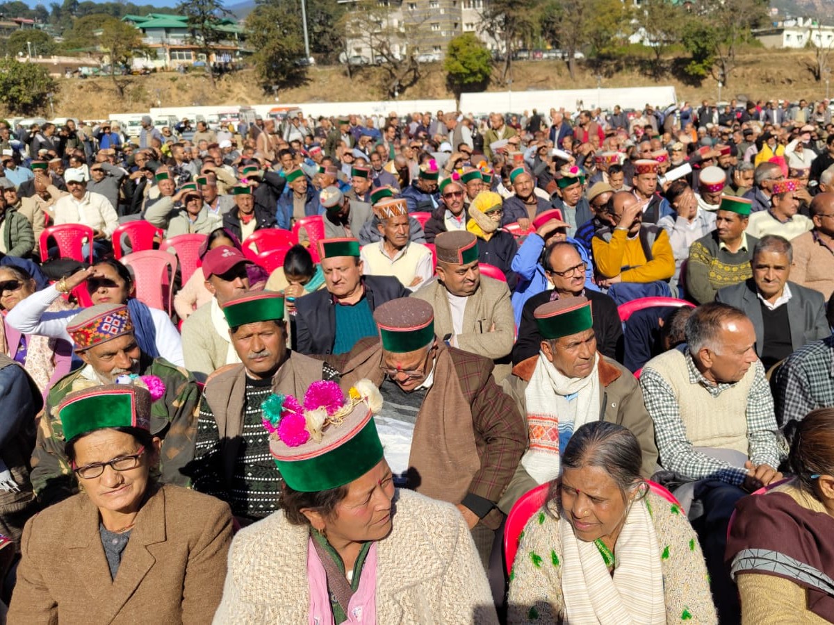 तपोवन धर्मशाला के पुलिस ग्राउंड में सरकार के खिलाफ प्रदर्शन को पहुंचे पूर्व कर्मचारी।