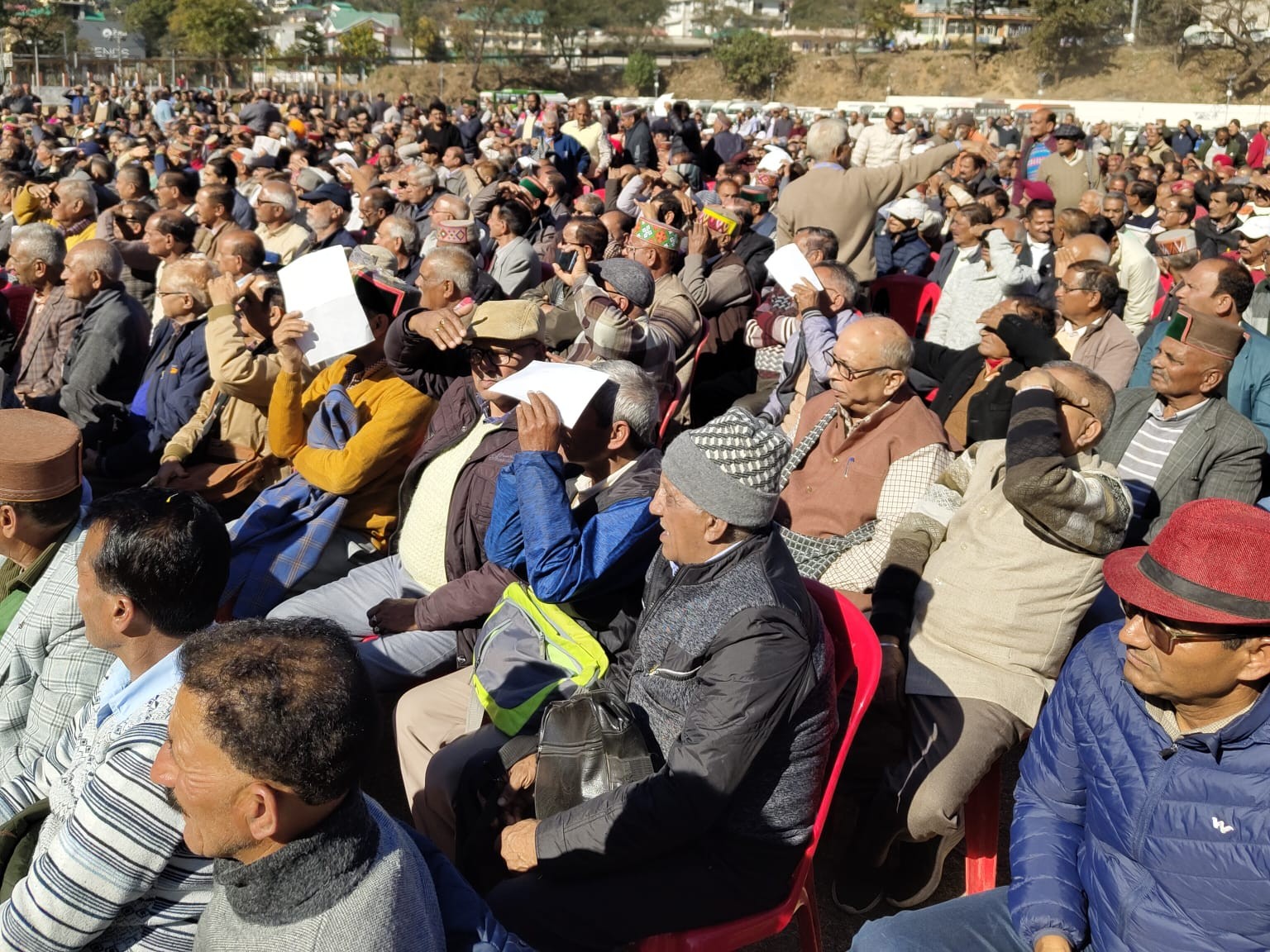 धर्मशाला पुलिस ग्राउंड में सरकार के खिलाफ प्रदर्शन को पहुंचे पूर्व कर्मचारी।