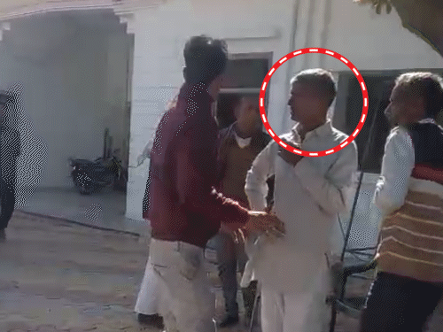 लाल घेरे में महेंद्र दिख रह हैं, उन्हें संभालने के लिए गांव के लोग हर वक्त उन्हें घेरे दिखे।