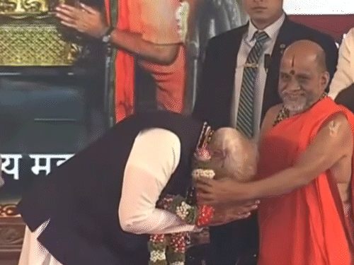 श्री कृष्ण मठ के पुजारी ने पीएम मोदी का माला पहनाकर स्वागत किया।