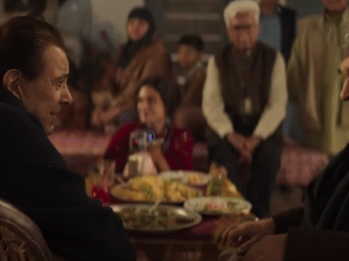 वीडियो में दिवंगत असरानी भी नजर आए जिनका निधन 20 अक्टूबर को हुआ था।