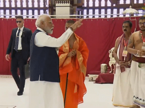 पीएम ने गोवा में श्री संस्थान गोकर्ण परतगली जीवोत्तम मठ में पूजा-अर्चना की।