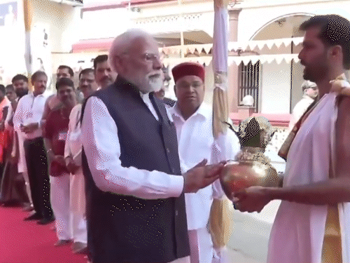 पीएम ने पवित्र कनकना किंडी के लिए तैयार स्वर्ण कवच मंदिर में चढ़ाया।