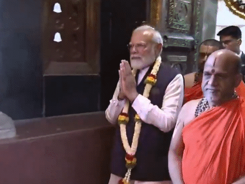 पीएम ने उडुपी में श्रीकृष्ण मठ में पूजा की, मंदिर की परिक्रमा लगाई।