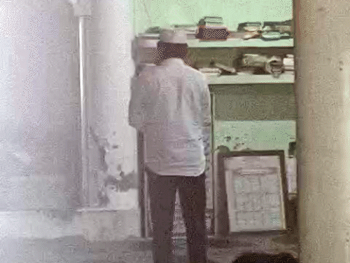 संजौली मस्जिद में नमाज पढ़ते हुए एक व्यक्ति।