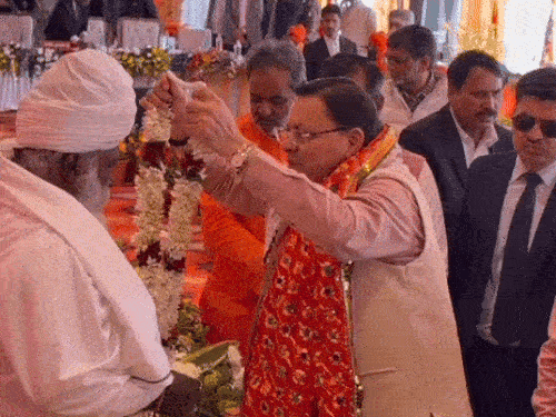 बैठक में सीएम धामी भी शामिल हुए थे इस दौरान उन्होंने संतों का स्वागत किया