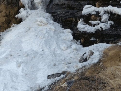 चमोली: बद्रीनाथ में इंद्र धारा जम गई।