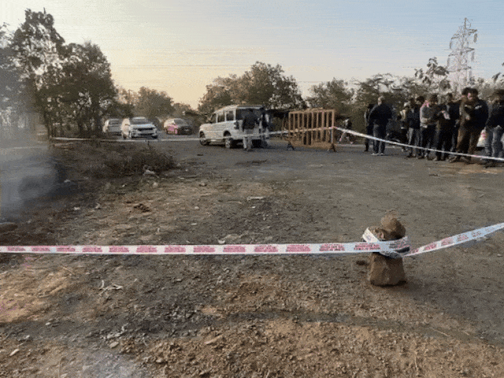 पुलिस ने घटनास्थल को सील कर दिया है।