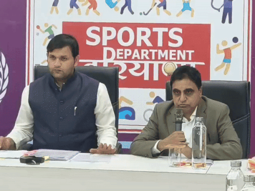 पंचकूला में मीटिंग संबोधित करते खेल विभाग महानिदेशक आईएएस संजीव वर्मा।