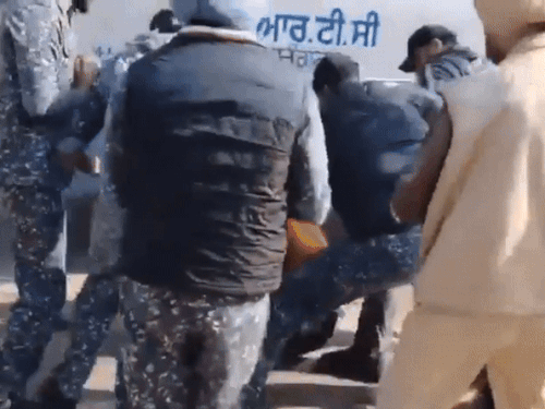 संगरूर में एसएचओ के झुलसने के बाद पुलिसवालों ने रोडवेज मुलाजिम की जमकर धुनाई की।