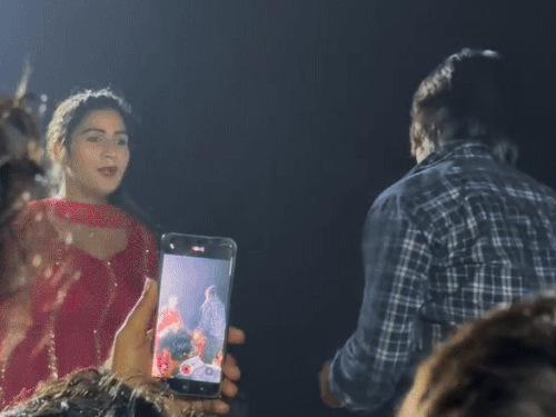 राहुल सिंगर ने स्टेज पर मामन खान को लेकर गाया था गाना।