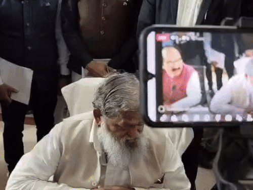 कैबिनेट मंत्री अनिल विज मीडिया को बयान देते हुए।