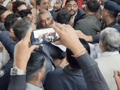 मंत्री अनिल विज को शिकायत सौंपते हुए फरियादी।