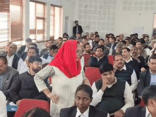 ग्रीवेंस मीटिंग में मौजूद अधिकारी और शिकायत लेकर पहुंचे लोग।