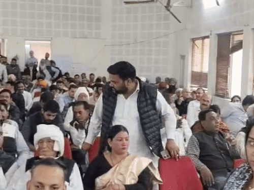 ग्रीवेंस मीटिंग में मौजूद लोग, अधिकारी व कर्मचारी।