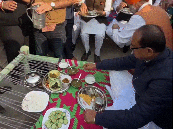 पंजाब के दौरे पर गए शिवराज सिंह ने मक्के दी रोटी और सरसों दा साग का आनंद लिया।