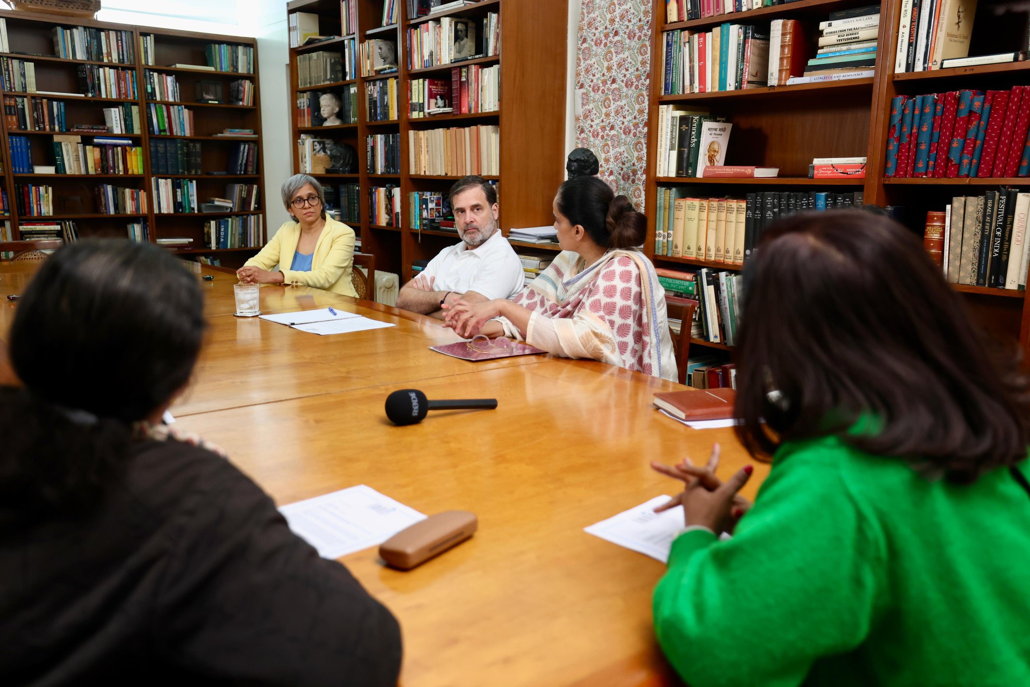 महिलाओं ने बढ़ते वायु प्रदूषण को लेकर राहुल गांधी से बात की।