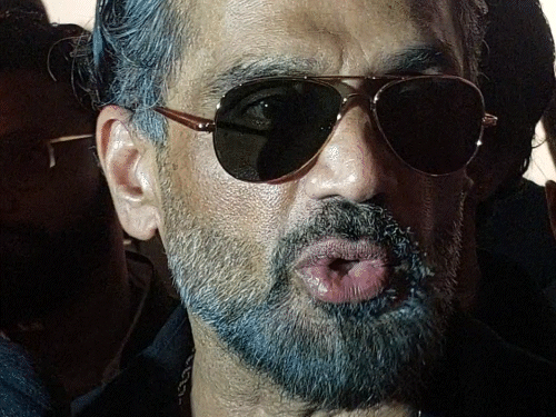 সাউথ সিনেমা থেকে দূরত্বের কারণ জানালেন সুনীল শেঠি: তিনি বলেছেন- বলিউডের নায়কদের সেখানে ভিলেনের ভূমিকা দেওয়া আমার পছন্দ নয়। সাউথ সিনেমা থেকে দূরত্বের কারণ জানালেন সুনীল শেঠি: তিনি বলেছেন- বলিউডের নায়কদের সেখানে ভিলেনের ভূমিকা দেওয়া আমার পছন্দ নয়।