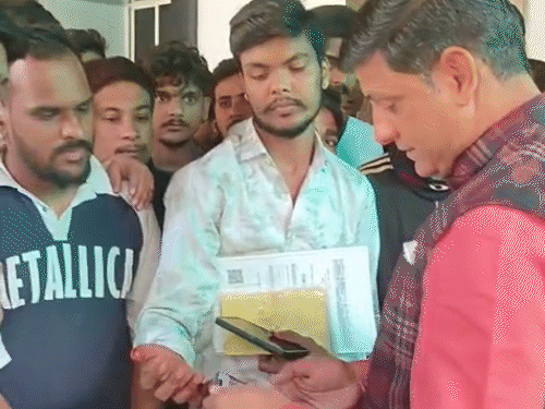 महापौर को अपनी समस्या से अवगत कराते दुकानदार।