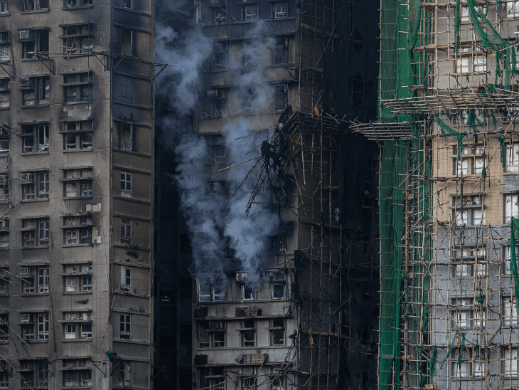 ताइ पो जिले के रिहायशी कॉम्प्लेक्स में लगी आग को 24 घंटे बाद कंट्रोल किया गया। - Dainik Bhaskar