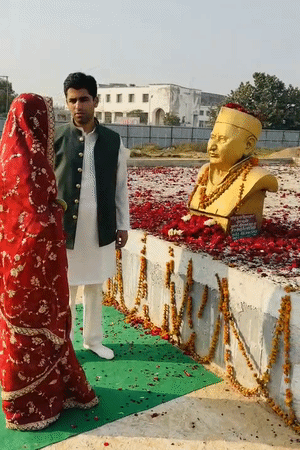 सुबह 9 बजे आर्यन अपनी पत्नी सेरिंग को लेकर मुलायम सिंह यादव के समाधि स्थल पर पहुंचे।