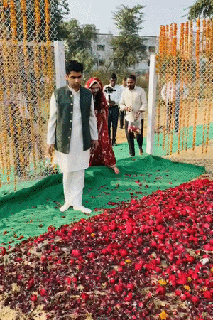 दोनों ने नेताजी को पुष्पांजलि देकर मंगल दाम्पत्य जीवन के लिए आशीर्वाद मांगा।