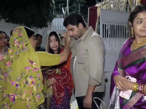 मां प्रेमलता ने शाम 7:30 बजे नव दंपती का स्वागत कर गृह प्रवेश कराया।