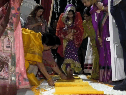 रात 8 बजे नई दुल्हन सेरिंग ने पूरे रीति-रिवाज के साथ घर में प्रवेश किया। गृह प्रवेश के दौरान घर की महिलाएं और रिश्तेदार मौजूद रहे।