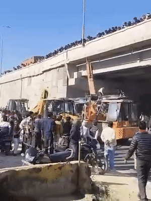 क्रेन के जरिए डंपर को कार के ऊपर से हटाया गया। इसके बाद डेडबॉडी बाहर निकाली गई।