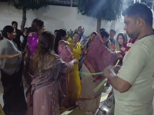 ढोल नगाड़े की थाप पर परिजनों ने जमकर ठुमके लगाए।