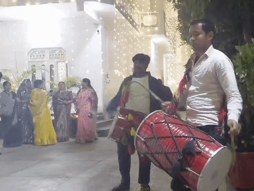 नव दंपती के स्वागत में देर रात तक जश्न चलता रहा। पूरी कोठी को लाइट्स से सजाया गया था।