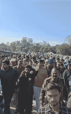 पुलिस के समझाने के बाद लोग शांत हुए और रास्ता साफ किया।