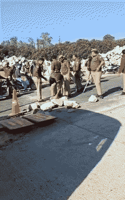 हादसे के बाद गुस्साए ग्रामीणों ने हाईवे पर जाम लगा दिया। रास्ते पर बड़े-बड़े पत्थर रख दिए।