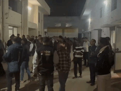 आवास के बाहर लोगों का आना शुरू हो गया है। लोगों की भीड़ लगी हुई है।