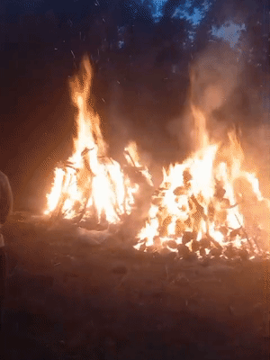 गांव में संदीप और उनकी मां रानी की चिताएं एक साथ जलाई गईं।