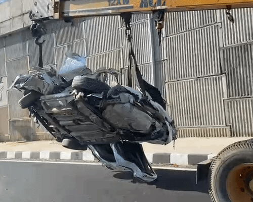 कार के बचे हुए हिस्सों को क्रेन से उठाकर ले जाया गया।