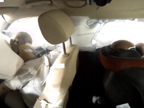 क्रैश टेस्ट में चाइल्ड प्रोटेक्शन के लिए बच्चों की डमी रखी गई।