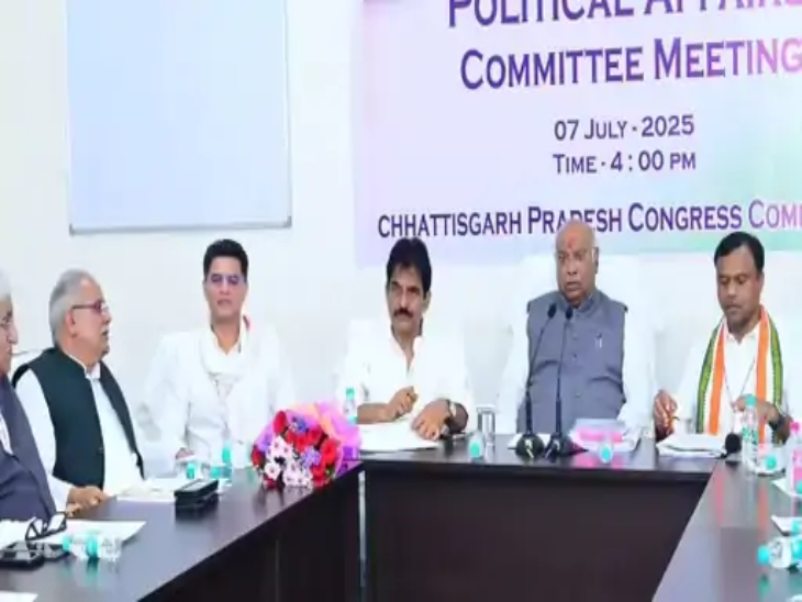 दिल्ली में बैठक के दौरान चर्चा करते हुए छत्तीसगढ़ कांग्रेस के नेता। (फाइल फोटो)