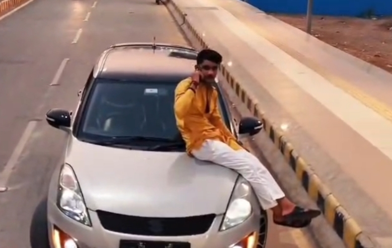 कार की छत पर चढ़ कर खतनाक तरीके से बनाया रील्स।