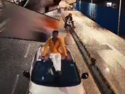 सोशल मीडिया में वायरल हो रहा है स्टंटबाज युवक का वीडियो। - Dainik Bhaskar