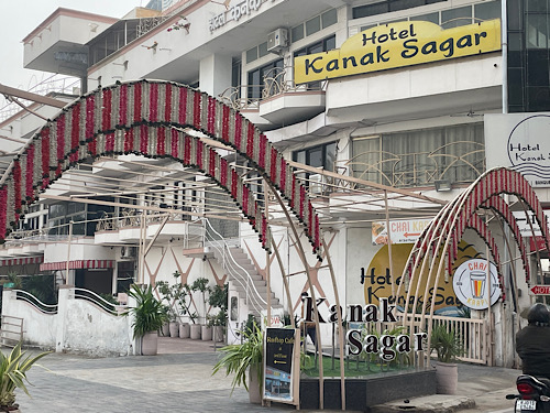 कार थाना क्षेत्र में स्थित होटल कनक सागर की पार्किंग में खड़ी हुई थी।