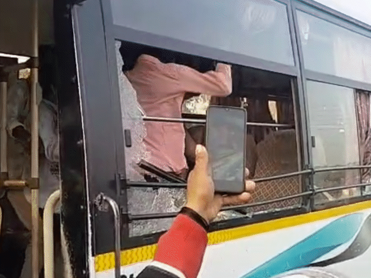 हादसे के बाद नाराज लोगों ने बस ड्राइवर और कंडक्टर को पीटा।