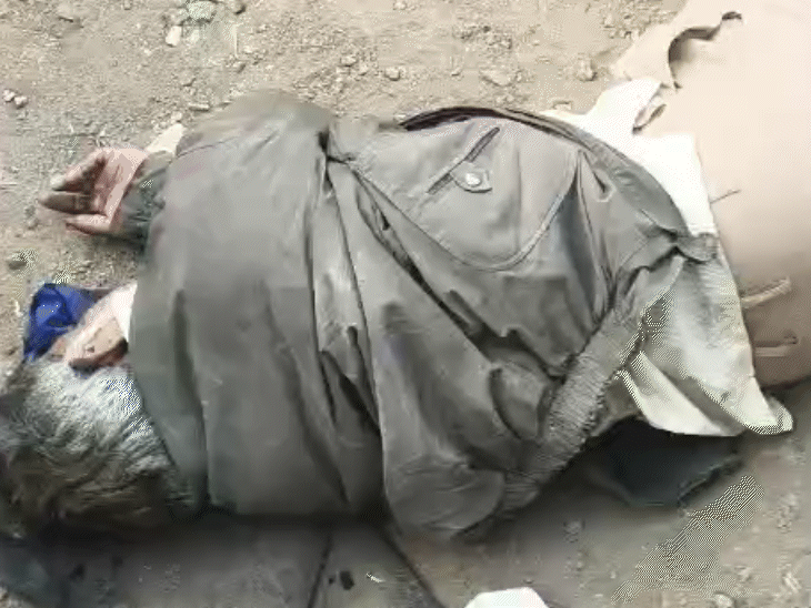 बस ने दो बाइक को पीछे से टक्कर मार दी।