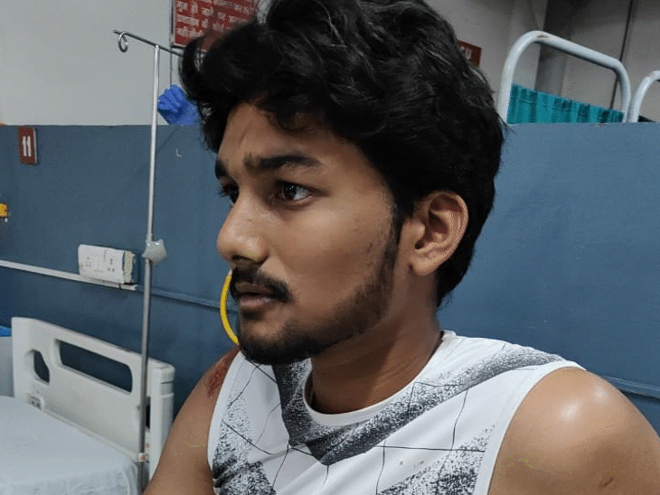 घायलों को अस्पताल ले जाया गया। यहां उनका इलाज चल रहा है।