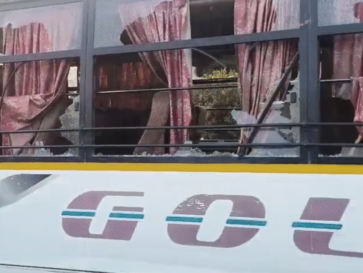 ये बस भाजपा विधायक गोलू शुक्ला के बाणेश्वरी ट्रैवल्स के नाम से चलती है।