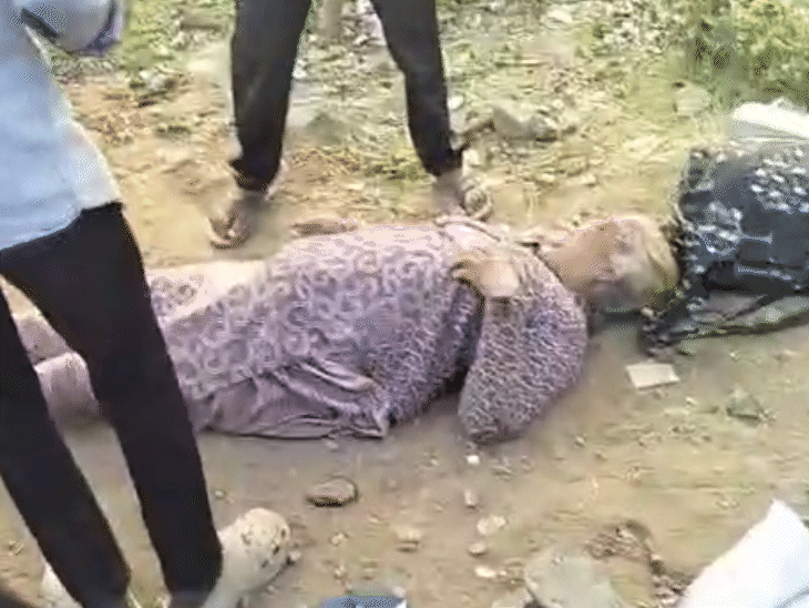 हादसे में घायल महिला की हालत गंभीर बताई जा रही है।