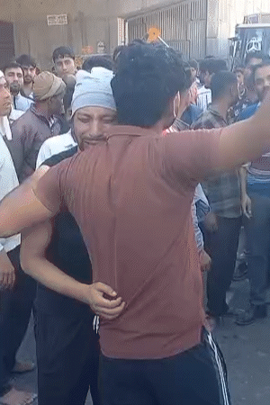 हादसे का पता चलते ही मृतकों के घरवाले मौके पर पहुंच गए। उनका रो-रोकर बुरा हाल हो गया।