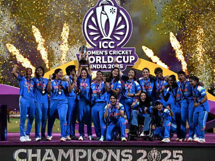 वनडे वर्ल्ड कप ट्रॉफी के साथ टीम इंडिया के खिलाड़ी।