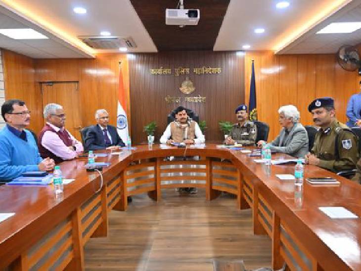 सीएम मोहन यादव ने रात सवा 8 बजे उच्च अधिकारियों की बैठक ली थी।