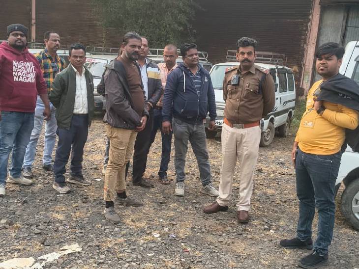 तीनों ट्रकों का करीब 15 लाख 34 हजार रुपए टैक्स बन रहा है।